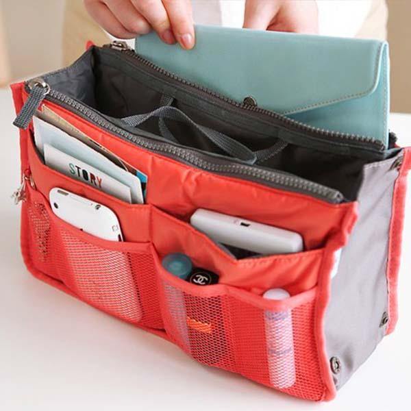 Organizador de Bolsos com Diversos Bolsos mostrando su interior con varios compartimentos y accesorios.